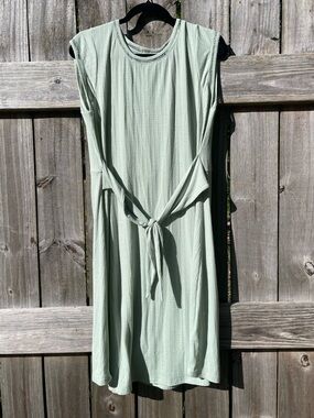 Greige Sz L Sleeveless Sage Tie-Front Midi Dress